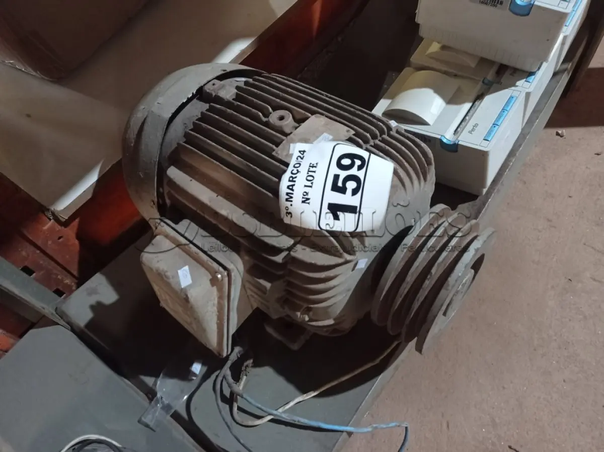 LOTE 159 - 01 MOTOR ELÉTRICO. (NO ESTADO) ATENÇÃO! FAZER A VISITAÇÃO ANTES DE ARREMATAR, NÃO SABEMOS SE FUNCIONA. LEILÃO NÃO TEM GARANTIA E NEM DEVOLUÇÃO, SUJEITO A POSSÍVEIS AVARIAS VISÍVEIS/OCULTAS E/OU AUSÊNCIA DE COMPONENTES.
