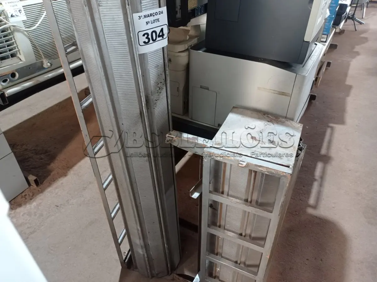 LOTE 304 - 02 PORTAS DE ENROLAR SENDO 01 COM 0,86CM E OUTRA COM 1,30M DE LARGURA. (NO ESTADO) ATENÇÃO! FAZER A VISITAÇÃO ANTES DE ARREMATAR, NÃO SABEMOS SE FUNCIONA. LEILÃO NÃO TEM GARANTIA E NEM DEVOLUÇÃO, SUJEITO A POSSÍVEIS AVARIAS VISÍVEIS/OCULTAS E/OU AUSÊNCIA DE COMPONENTES.