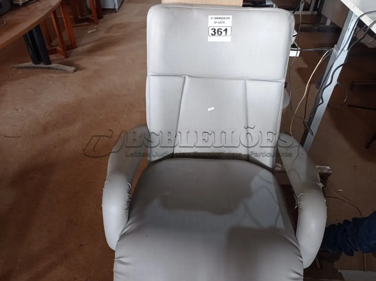 LOTE 361 - 01 POLTRONA DE DESCANSO COM RODINHAS. (NO ESTADO) ATENÇÃO! FAZER A VISITAÇÃO ANTES DE ARREMATAR, NÃO SABEMOS SE FUNCIONA. LEILÃO NÃO TEM GARANTIA E NEM DEVOLUÇÃO, SUJEITO A POSSÍVEIS AVARIAS VISÍVEIS/OCULTAS E/OU AUSÊNCIA DE COMPONENTES.
