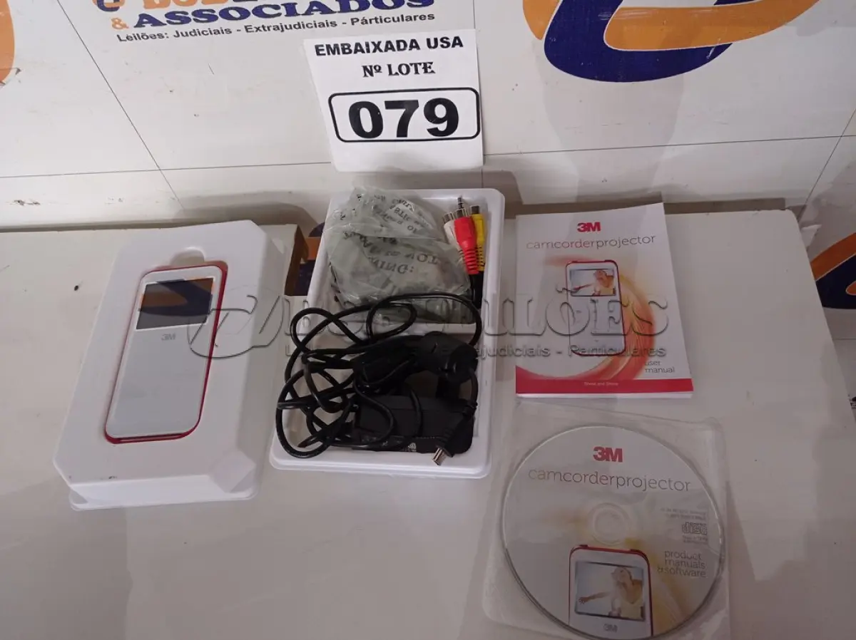 LOTE 079 - 01 PROJETOR FILMADORA 3M. (NO ESTADO) (CAMCORDER) AV9701U