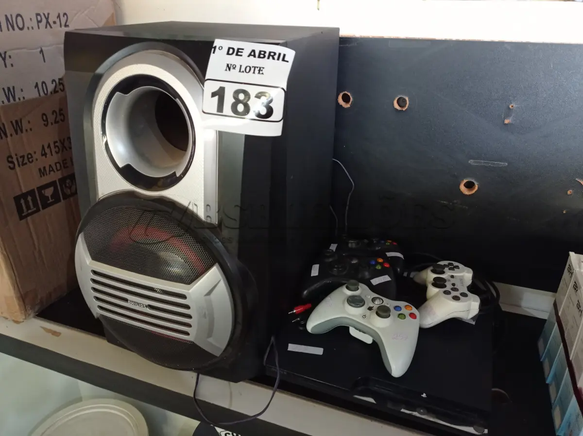 LOTE 183 - 01 PS3, 04 CONTROLES E 01 CAIXA DE SOM. (NO ESTADO) ATENÇÃO! FAZER A VISITAÇÃO ANTES DE ARREMATAR, NÃO SABEMOS SE FUNCIONA. LEILÃO NÃO TEM GARANTIA E NEM DEVOLUÇÃO, SUJEITO A POSSÍVEIS AVARIAS VISÍVEIS/OCULTAS E/OU AUSÊNCIA DE COMPONENTES.