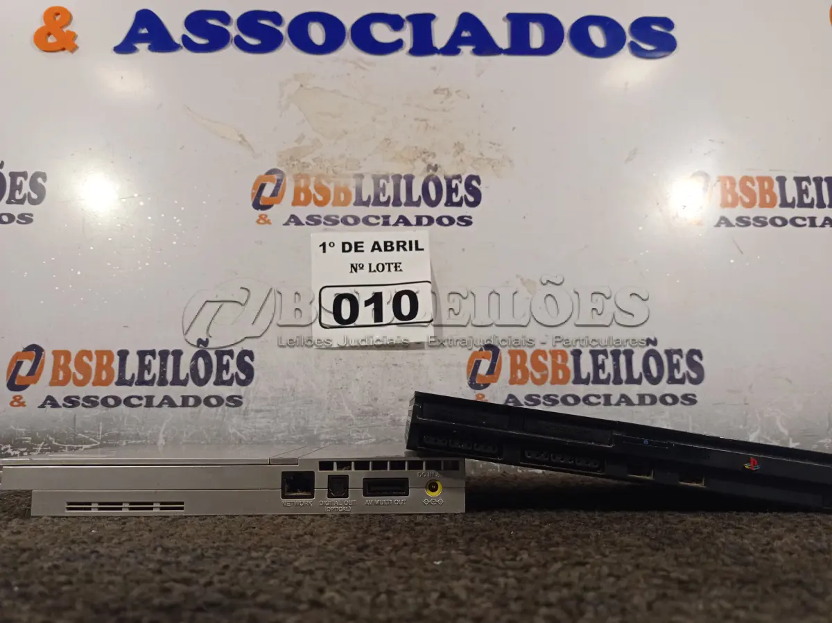 LOTE 010 - 02 PS2 PARA RETIRADA DE PEÇAS. (NO ESTADO) ATENÇÃO! FAZER A VISITAÇÃO ANTES DE ARREMATAR, NÃO SABEMOS SE FUNCIONA. LEILÃO NÃO TEM GARANTIA E NEM DEVOLUÇÃO, SUJEITO A POSSÍVEIS AVARIAS VISÍVEIS/OCULTAS E/OU AUSÊNCIA DE COMPONENTES.