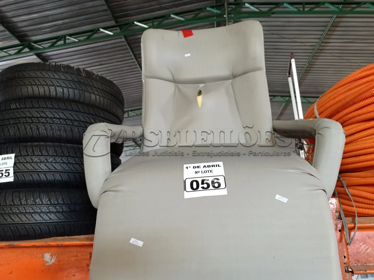 LOTE 056 - 01 POLTRONA PARA DESCANSO RECLINÁVEL. (NO ESTADO) ATENÇÃO! FAZER A VISITAÇÃO ANTES DE ARREMATAR, NÃO SABEMOS SE FUNCIONA. LEILÃO NÃO TEM GARANTIA E NEM DEVOLUÇÃO, SUJEITO A POSSÍVEIS AVARIAS VISÍVEIS/OCULTAS E/OU AUSÊNCIA DE COMPONENTES.