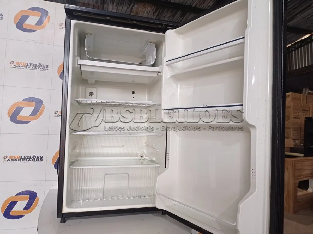 LOTE 076 - 01 FRIGOBAR U-LINE IMPORTADO 120V MODELO: UR45A2B. (FRIGOBAR) (NO ESTADO) AV9492R