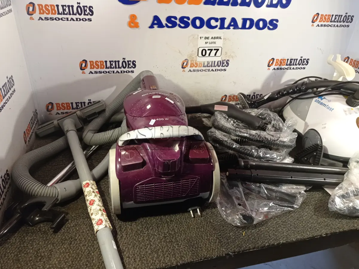 LOTE 077 - 02 ASPIRADORES DE PÓ MARCAS E MODELOS DIVERSOS. (NO ESTADO) ATENÇÃO! FAZER A VISITAÇÃO ANTES DE ARREMATAR, NÃO SABEMOS SE FUNCIONA. LEILÃO NÃO TEM GARANTIA E NEM DEVOLUÇÃO, SUJEITO A POSSÍVEIS AVARIAS VISÍVEIS/OCULTAS E/OU AUSÊNCIA DE COMPONENTES.