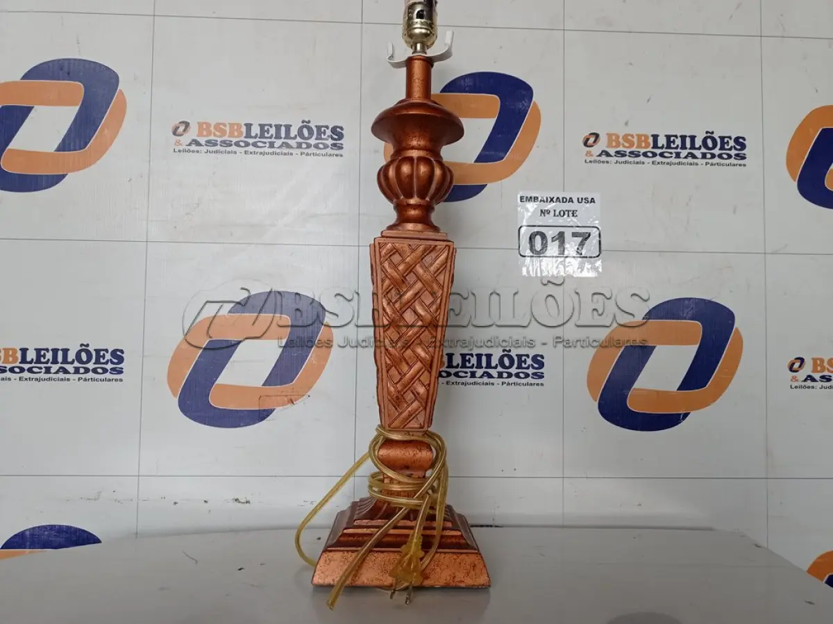 LOTE 017 - 01 ABAJUR SEM LÂMPADA E SEM CUPULA 220V. (LAMPSHADE) (NO ESTADO) BB7846F
