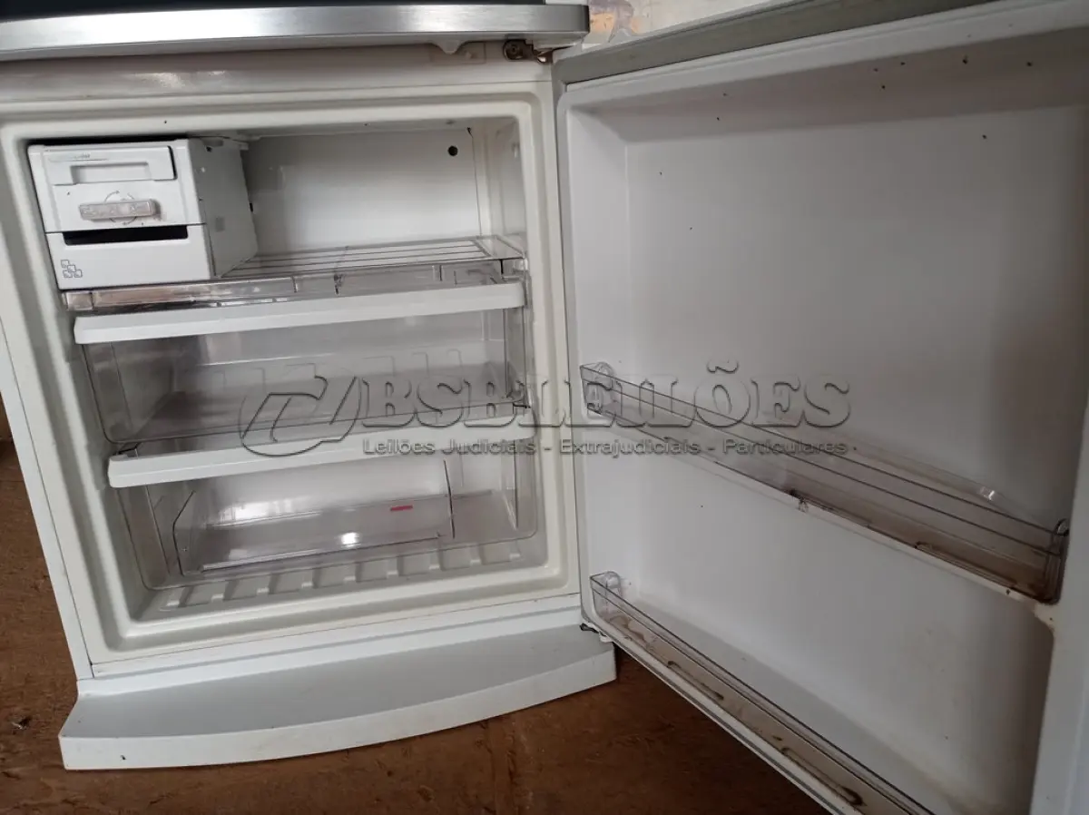 LOTE 007 - 01 REFRIGERADOR FROST FREE INVERSE BRASTEMP 220V. MODELO: BRE57ABBNA00. (REFRIGERATOR) (NO ESTADO) AV9789B