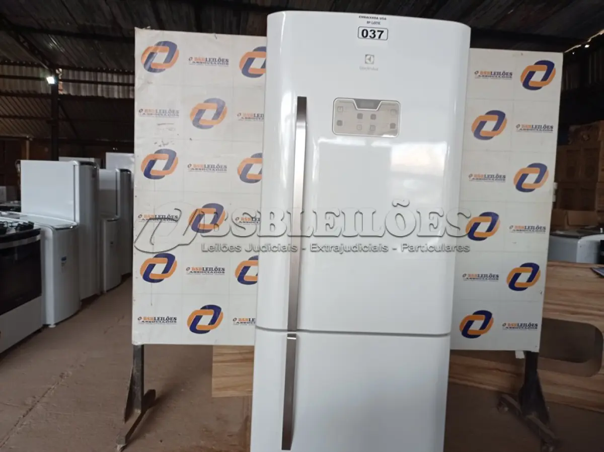 LOTE 037 - 01 REFRIGERADOR ELECTROLUX 220V MODELO: DB53. (REFRIGERATOR) (NO ESTADO) BF8677U