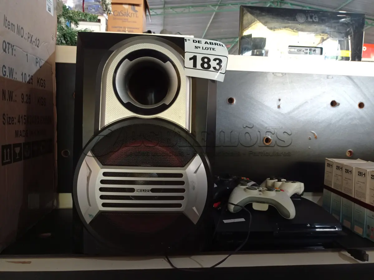 LOTE 183 - 01 PS3, 04 CONTROLES E 01 CAIXA DE SOM. (NO ESTADO) ATENÇÃO! FAZER A VISITAÇÃO ANTES DE ARREMATAR, NÃO SABEMOS SE FUNCIONA. LEILÃO NÃO TEM GARANTIA E NEM DEVOLUÇÃO, SUJEITO A POSSÍVEIS AVARIAS VISÍVEIS/OCULTAS E/OU AUSÊNCIA DE COMPONENTES.
