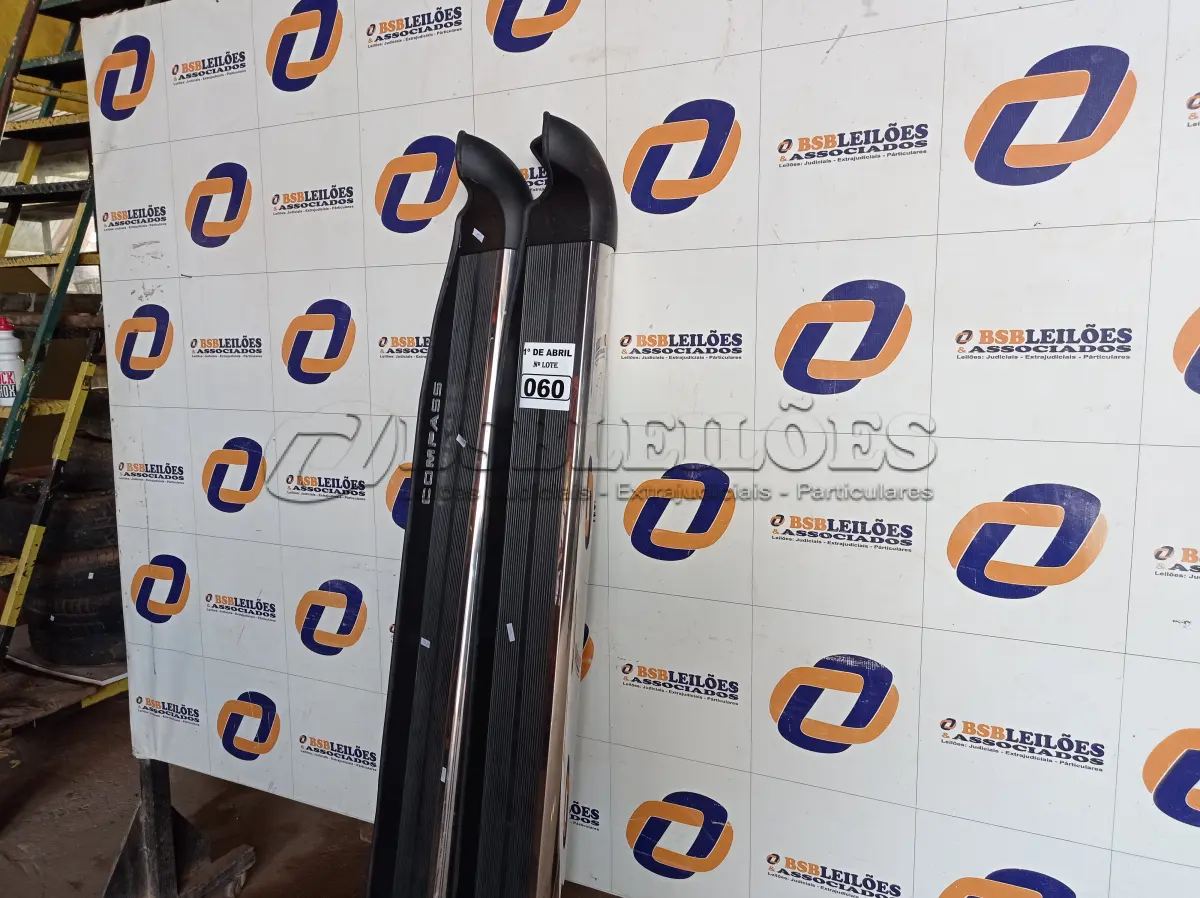 LOTE 060 - 01 PAR DE ESTRIBOS. (NO ESTADO) ATENÇÃO! FAZER A VISITAÇÃO ANTES DE ARREMATAR, NÃO SABEMOS SE FUNCIONA. LEILÃO NÃO TEM GARANTIA E NEM DEVOLUÇÃO, SUJEITO A POSSÍVEIS AVARIAS VISÍVEIS/OCULTAS E/OU AUSÊNCIA DE COMPONENTES.
