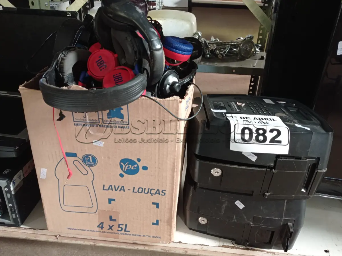 LOTE 082 - 02 RELÓGIOS DE PONTO E VÁRIOS FONES DE OUVIDO MARCAS E MODELOS DIVERSOS. (NO ESTADO) ATENÇÃO! FAZER A VISITAÇÃO ANTES DE ARREMATAR, NÃO SABEMOS SE FUNCIONA. LEILÃO NÃO TEM GARANTIA E NEM DEVOLUÇÃO, SUJEITO A POSSÍVEIS AVARIAS VISÍVEIS/OCULTAS E/OU AUSÊNCIA DE COMPONENTES.