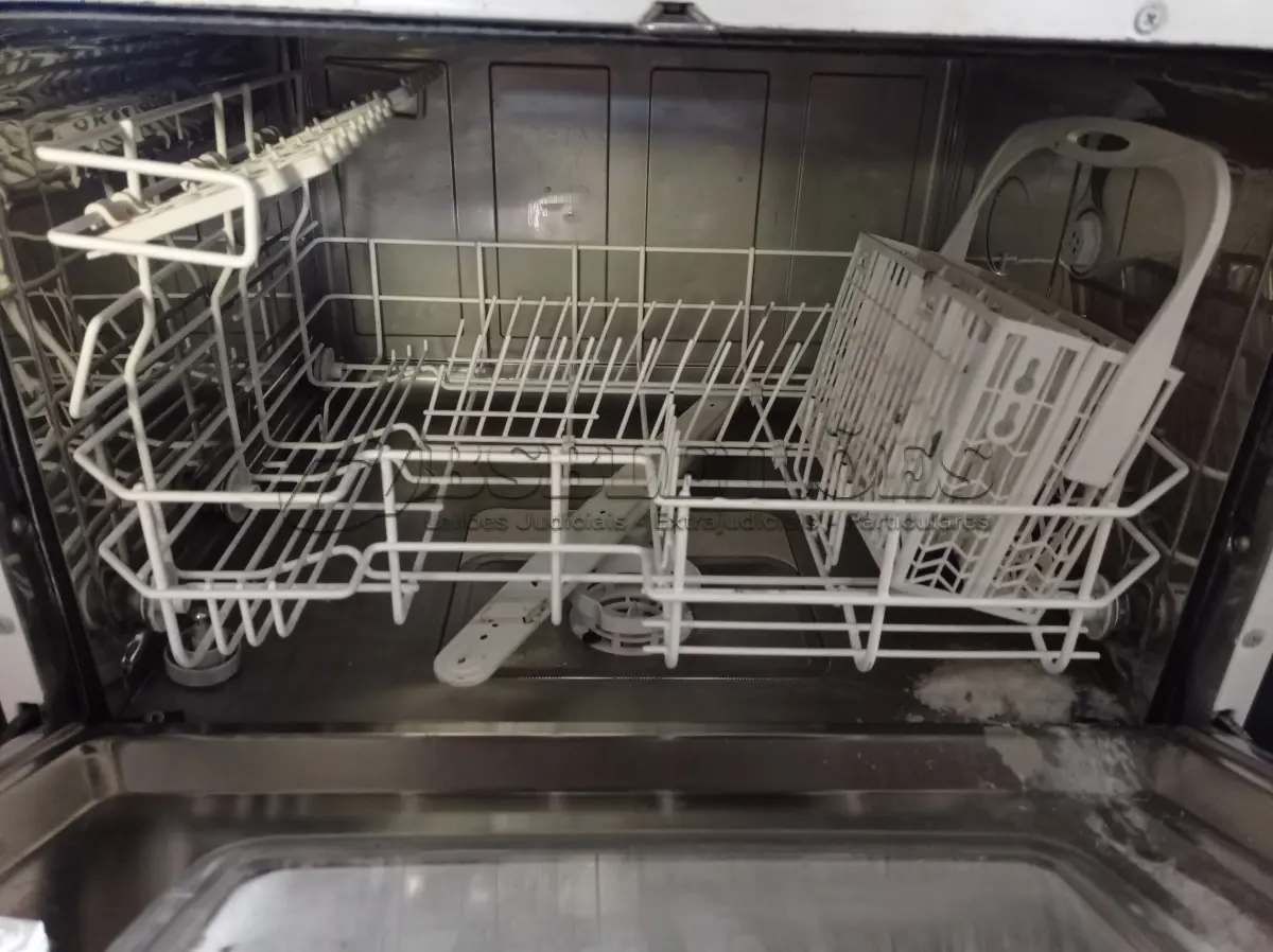 LOTE 063 - 01 LAVA LOUÇAS MARCA ELECTROLUX. (NO ESTADO) ATENÇÃO! FAZER A VISITAÇÃO ANTES DE ARREMATAR, NÃO SABEMOS SE FUNCIONA. LEILÃO NÃO TEM GARANTIA E NEM DEVOLUÇÃO, SUJEITO A POSSÍVEIS AVARIAS VISÍVEIS/OCULTAS E/OU AUSÊNCIA DE COMPONENTES.