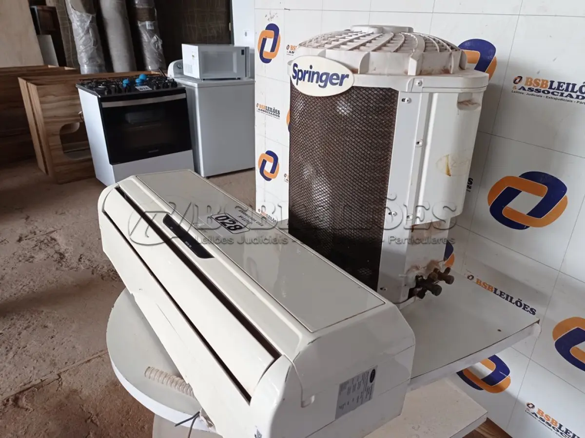 LOTE 028 - 01 AR-CONDICIONADO 12000BTUS SENDO A CONDENSADORA SPRINGER E EVAPORADORA CARRIER. (AIR CONDITIONER) (NO ESTADO) BF8640H