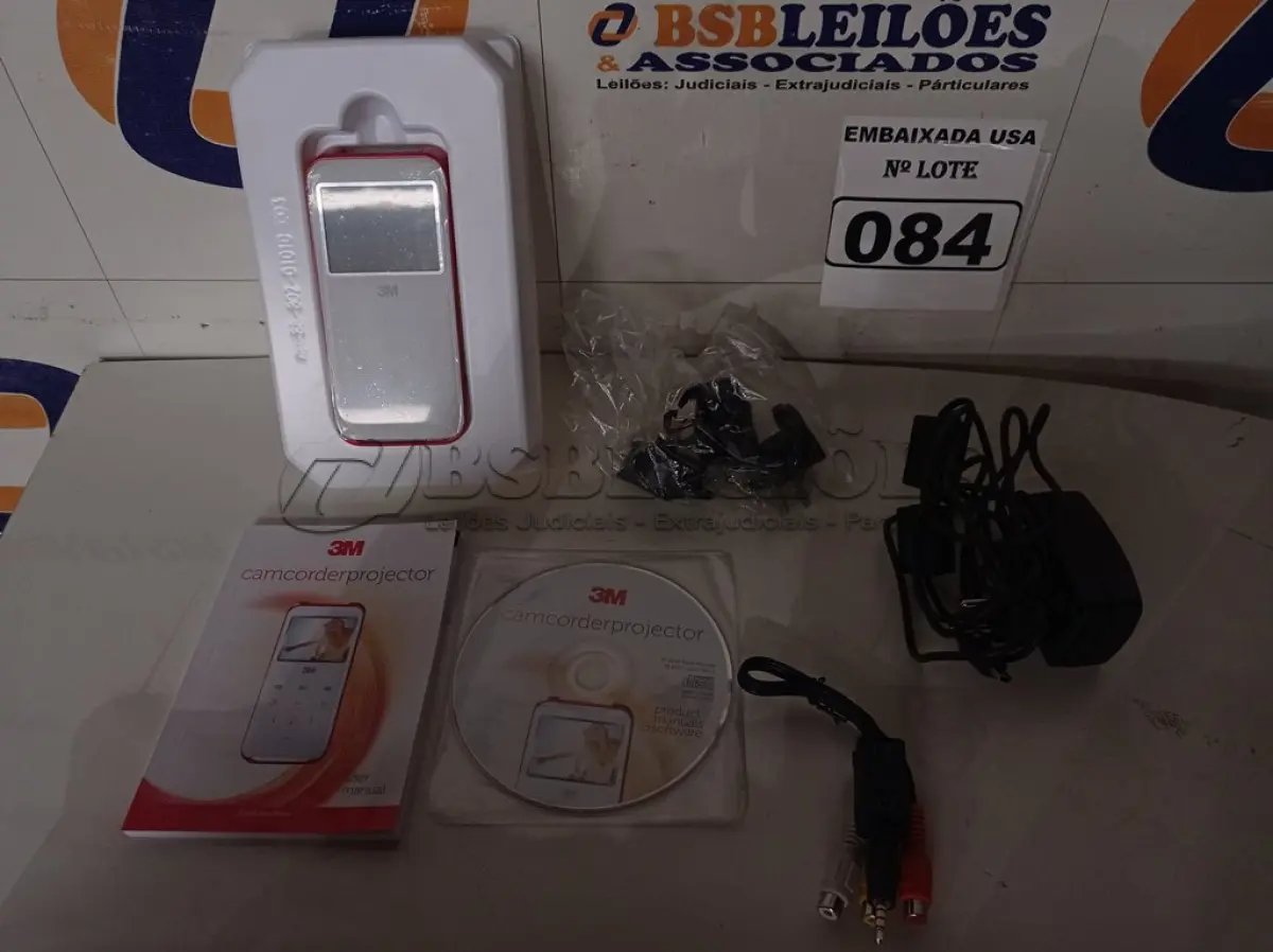 LOTE 084 - 01 PROJETOR FILMADORA 3M. (NO ESTADO) (CAMCORDER) AV9702A