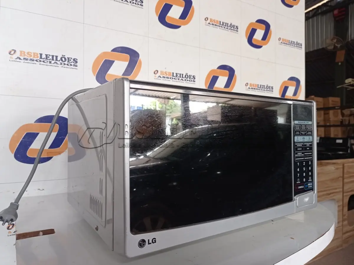LOTE 004 - 01 MICRO-ONDAS LG 110V. MODELO: MH7049C (MICROWAVE) (NO ESTADO) AV9638V