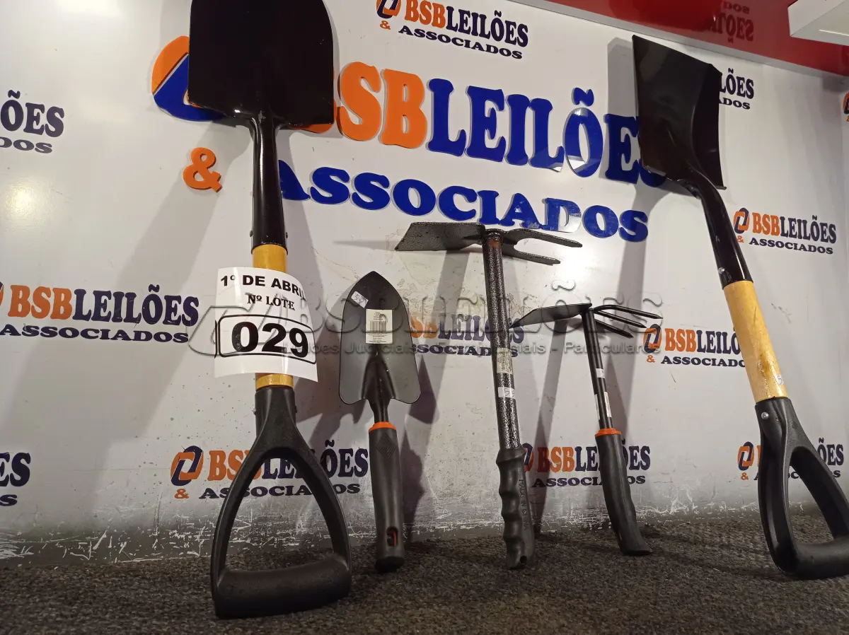 LOTE 029 - 02 PÁS, 01 ESPÁTULA E 02 SACHOS PARA JARDINAGEM. (NO ESTADO) ATENÇÃO! FAZER A VISITAÇÃO ANTES DE ARREMATAR, NÃO SABEMOS SE FUNCIONA. LEILÃO NÃO TEM GARANTIA E NEM DEVOLUÇÃO, SUJEITO A POSSÍVEIS AVARIAS VISÍVEIS/OCULTAS E/OU AUSÊNCIA DE COMPONENTES.