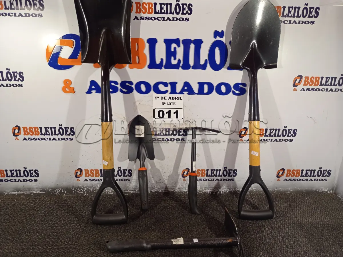 LOTE 011 - 02 PÁS, 01 ESPÁTULA E 02 SACHOS PARA JARDINAGEM. (NO ESTADO) ATENÇÃO! FAZER A VISITAÇÃO ANTES DE ARREMATAR, NÃO SABEMOS SE FUNCIONA. LEILÃO NÃO TEM GARANTIA E NEM DEVOLUÇÃO, SUJEITO A POSSÍVEIS AVARIAS VISÍVEIS/OCULTAS E/OU AUSÊNCIA DE COMPONENTES.