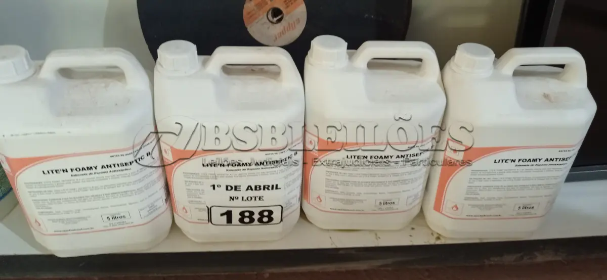 LOTE 188 - 20 LITROS DE SABONETE DE ESPUMA ANTISSÉPTICO. (NO ESTADO) ATENÇÃO! FAZER A VISITAÇÃO ANTES DE ARREMATAR, NÃO SABEMOS SE FUNCIONA. LEILÃO NÃO TEM GARANTIA E NEM DEVOLUÇÃO, SUJEITO A POSSÍVEIS AVARIAS VISÍVEIS/OCULTAS E/OU AUSÊNCIA DE COMPONENTES.