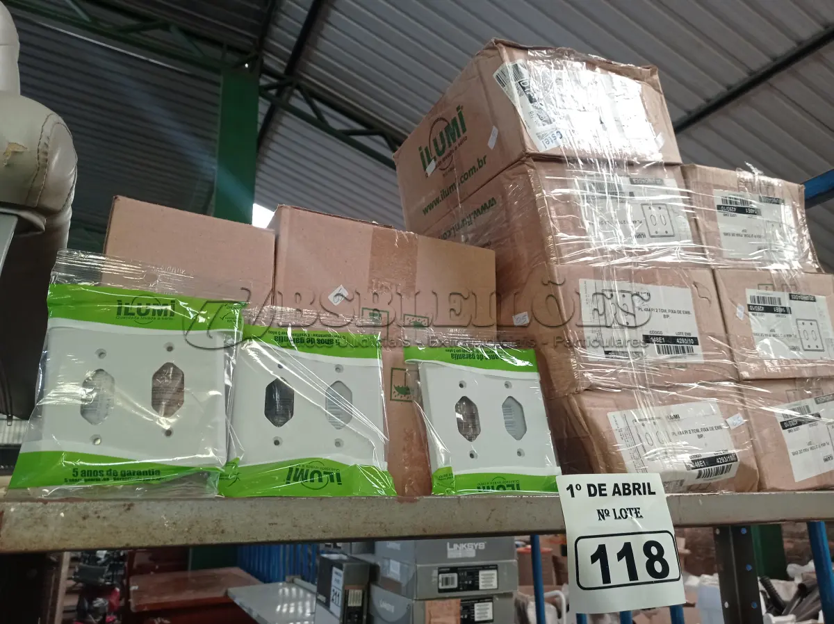 LOTE 118 - 01 LOTE COM GRANDE QUANTIDADE DE ESPELHOS PARA TOMADAS 4X4. (NO ESTADO) ATENÇÃO! FAZER A VISITAÇÃO ANTES DE ARREMATAR, NÃO SABEMOS SE FUNCIONA. LEILÃO NÃO TEM GARANTIA E NEM DEVOLUÇÃO, SUJEITO A POSSÍVEIS AVARIAS VISÍVEIS/OCULTAS E/OU AUSÊNCIA DE COMPONENTES.