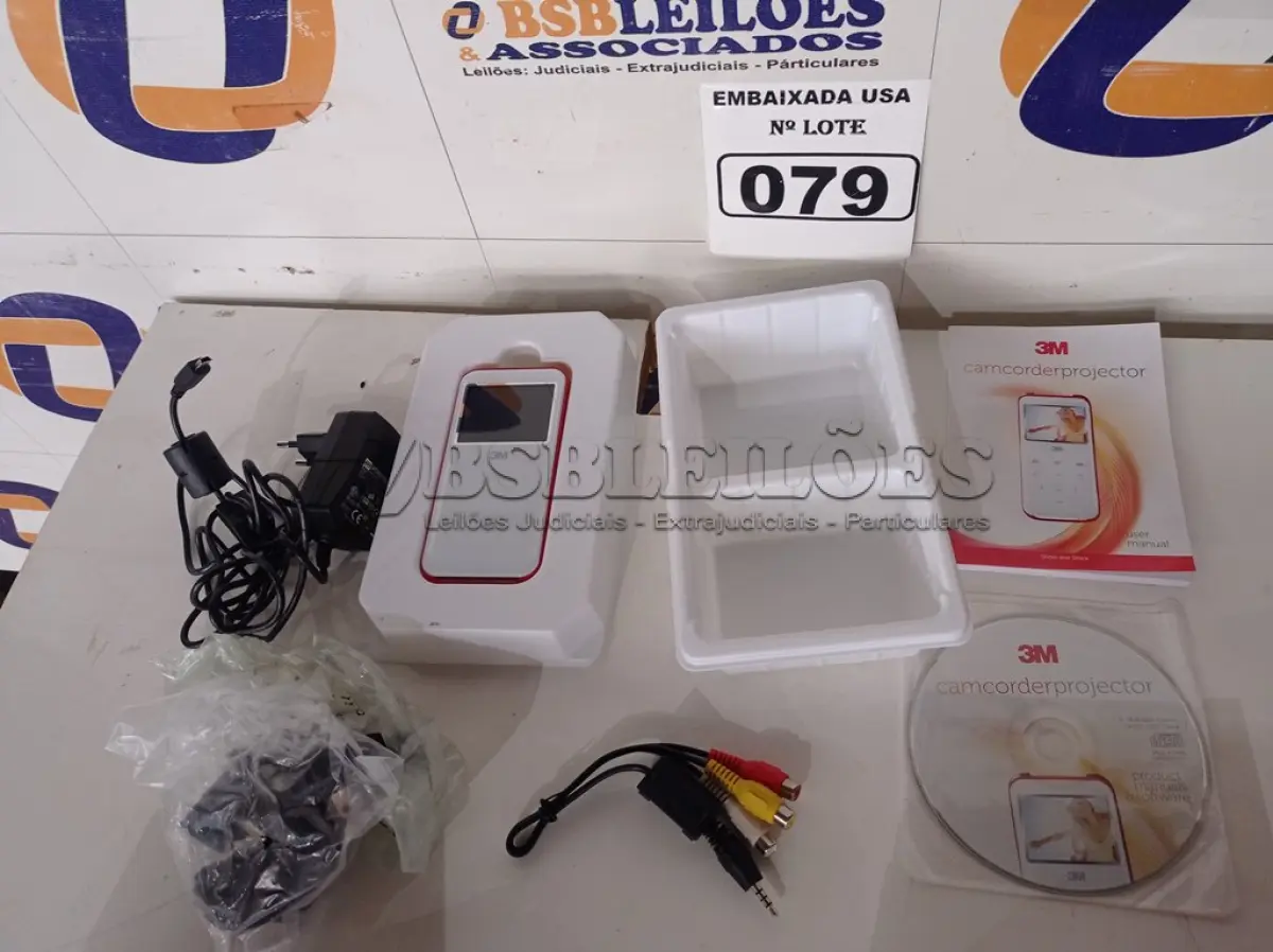 LOTE 079 - 01 PROJETOR FILMADORA 3M. (NO ESTADO) (CAMCORDER) AV9701U