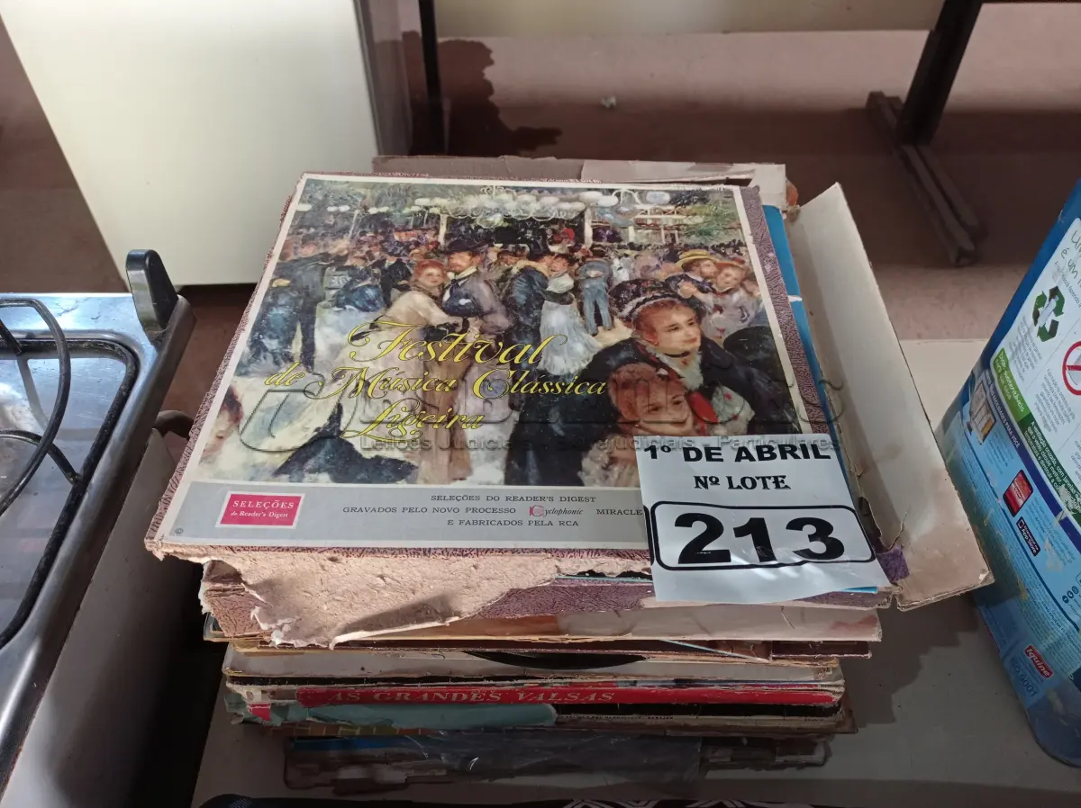LOTE 213 - 01 LOTE COM VÁRIOS DISCOS DE VINIL. (NO ESTADO) ATENÇÃO! FAZER A VISITAÇÃO ANTES DE ARREMATAR, NÃO SABEMOS SE FUNCIONA. LEILÃO NÃO TEM GARANTIA E NEM DEVOLUÇÃO, SUJEITO A POSSÍVEIS AVARIAS VISÍVEIS/OCULTAS E/OU AUSÊNCIA DE COMPONENTES.