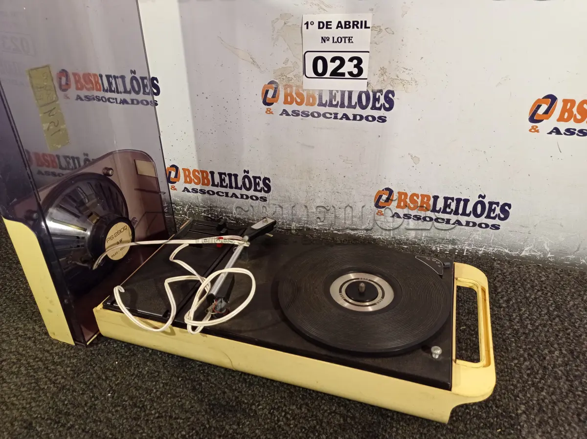 LOTE 023 - 01 TOCA-DISCOS ANTIGO.  (NO ESTADO) ATENÇÃO! FAZER A VISITAÇÃO ANTES DE ARREMATAR, NÃO SABEMOS SE FUNCIONA. LEILÃO NÃO TEM GARANTIA E NEM DEVOLUÇÃO, SUJEITO A POSSÍVEIS AVARIAS VISÍVEIS/OCULTAS E/OU AUSÊNCIA DE COMPONENTES.