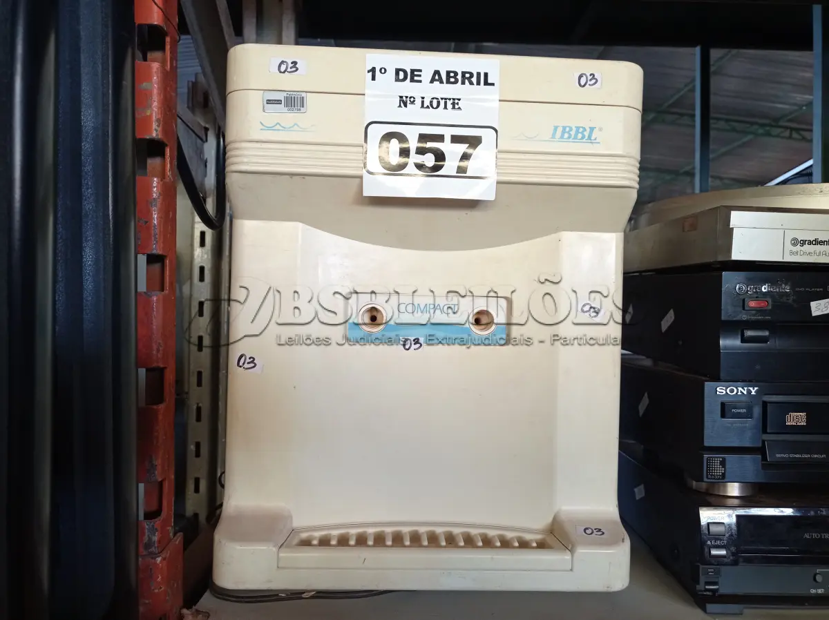 LOTE 057 - BEBEDOURO PARA GARRAFÃO MARCA IBBL. (NO ESTADO) ATENÇÃO! FAZER A VISITAÇÃO ANTES DE ARREMATAR, NÃO SABEMOS SE FUNCIONA. LEILÃO NÃO TEM GARANTIA E NEM DEVOLUÇÃO, SUJEITO A POSSÍVEIS AVARIAS VISÍVEIS/OCULTAS E/OU AUSÊNCIA DE COMPONENTES.