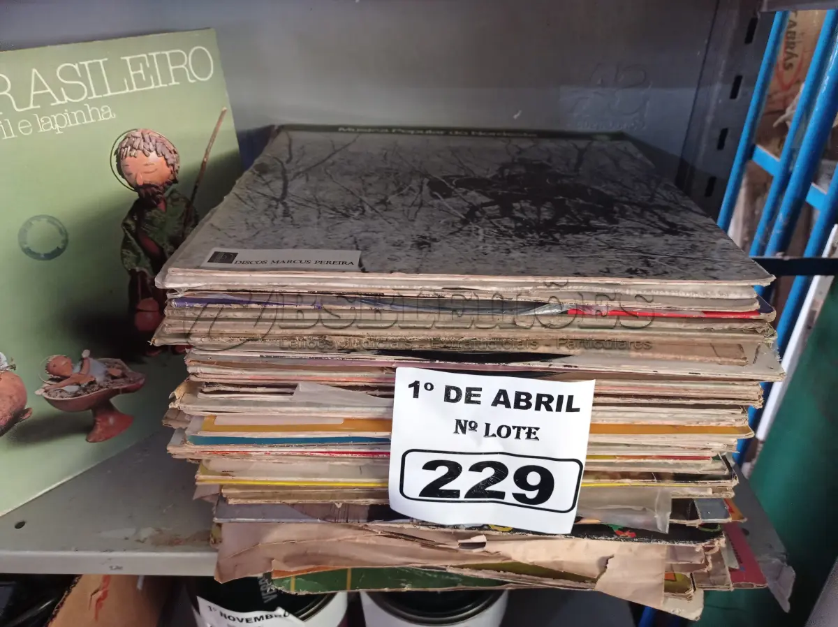 LOTE 229 - 01 LOTE COM VÁRIOS DISCOS DE VINIL. (NO ESTADO) ATENÇÃO! FAZER A VISITAÇÃO ANTES DE ARREMATAR, NÃO SABEMOS SE FUNCIONA. LEILÃO NÃO TEM GARANTIA E NEM DEVOLUÇÃO, SUJEITO A POSSÍVEIS AVARIAS VISÍVEIS/OCULTAS E/OU AUSÊNCIA DE COMPONENTES.