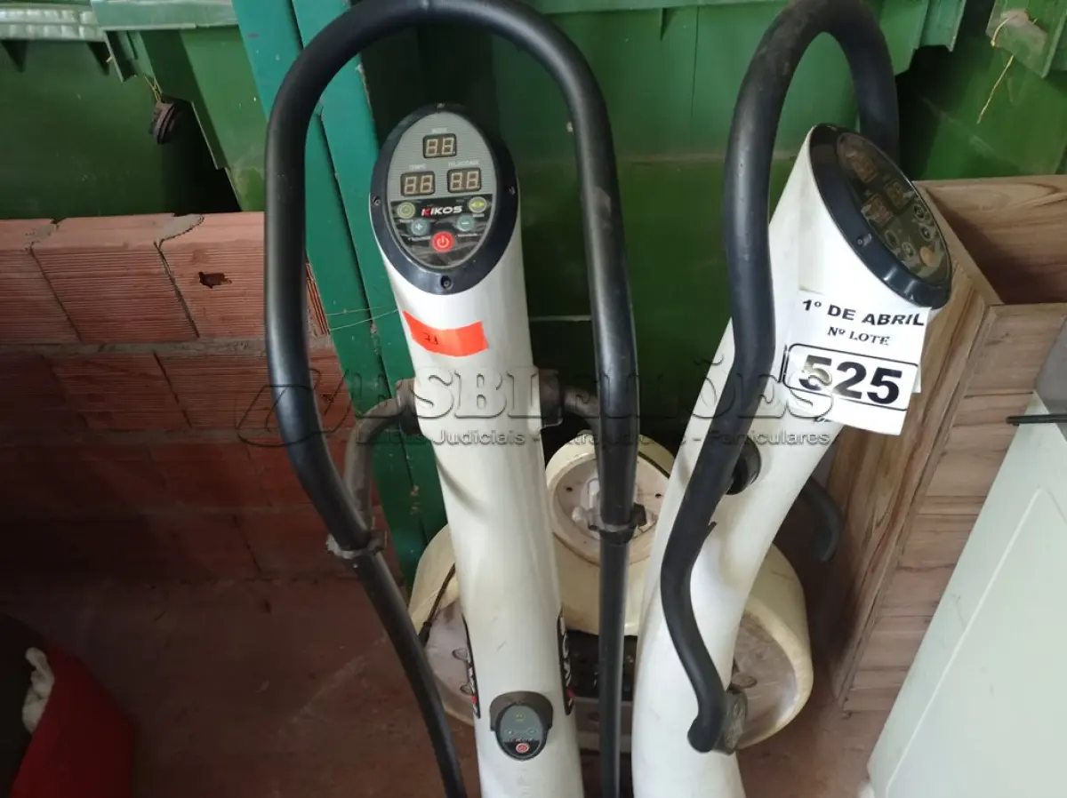 LOTE 525 - 02 APARELHOS DE GINASTICA. (NO ESTADO) ATENÇÃO! FAZER A VISITAÇÃO ANTES DE ARREMATAR, NÃO SABEMOS SE FUNCIONA. LEILÃO NÃO TEM GARANTIA E NEM DEVOLUÇÃO, SUJEITO A POSSÍVEIS AVARIAS VISÍVEIS/OCULTAS E/OU AUSÊNCIA DE COMPONENTES.