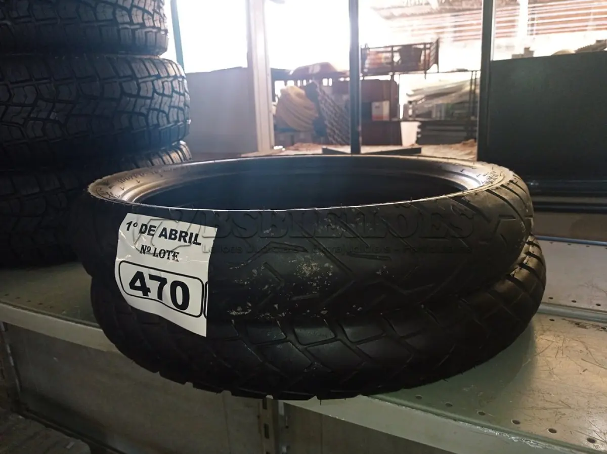 LOTE 470 - 02 PNEUS DE MOTO USADOS 100/90/19 E 90/90/21. (NO ESTADO) ATENÇÃO! FAZER A VISITAÇÃO ANTES DE ARREMATAR, NÃO SABEMOS SE FUNCIONA. LEILÃO NÃO TEM GARANTIA E NEM DEVOLUÇÃO, SUJEITO A POSSÍVEIS AVARIAS VISÍVEIS/OCULTAS E/OU AUSÊNCIA DE COMPONENTES.