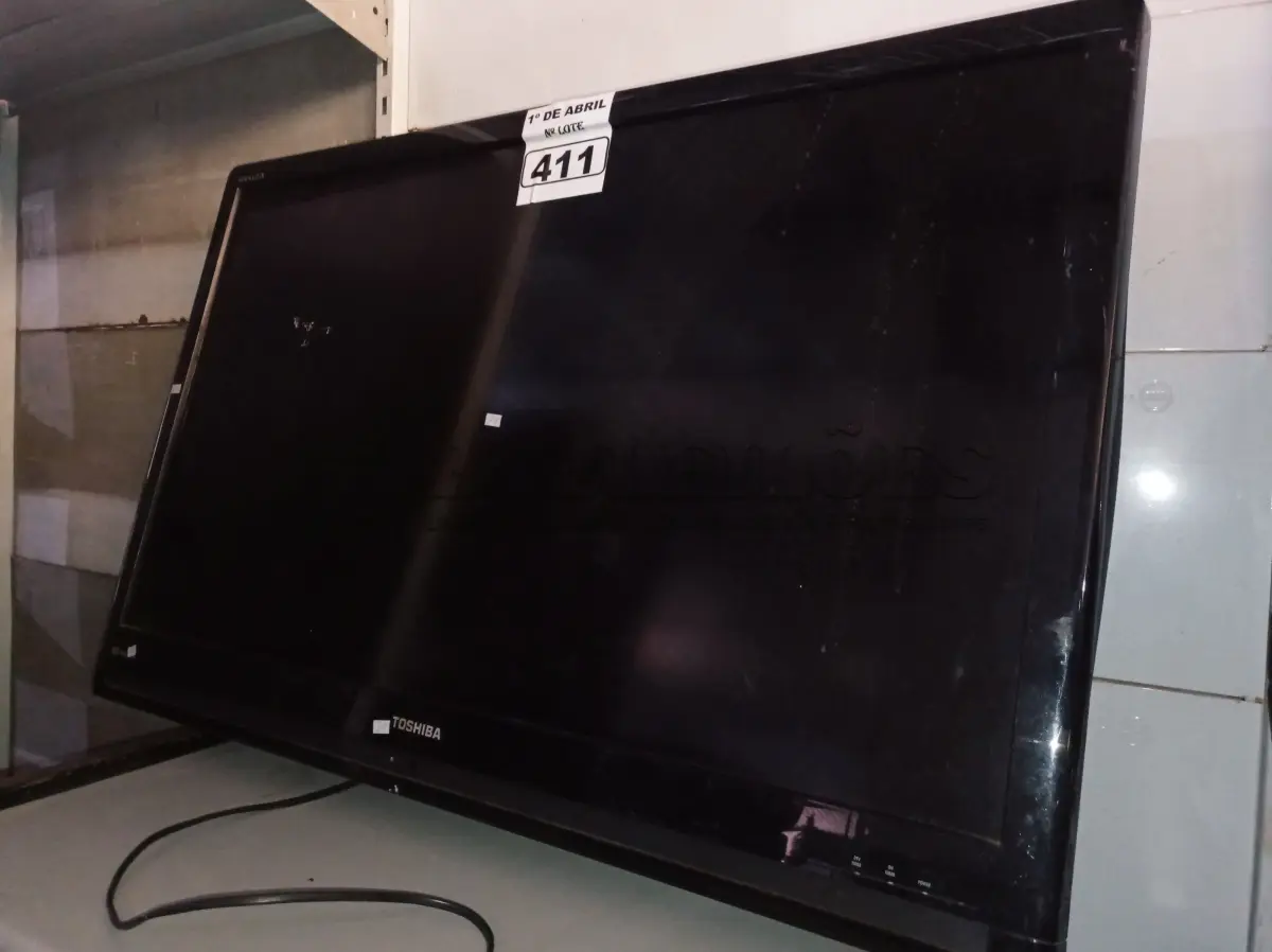 LOTE 411 - 01 TV MARCA TOSHIBA 42” POL. PARA RETIRADA DE PEÇAS. (NO ESTADO) ATENÇÃO! FAZER A VISITAÇÃO ANTES DE ARREMATAR, NÃO SABEMOS SE FUNCIONA. LEILÃO NÃO TEM GARANTIA E NEM DEVOLUÇÃO, SUJEITO A POSSÍVEIS AVARIAS VISÍVEIS/OCULTAS E/OU AUSÊNCIA DE COMPONENTES.