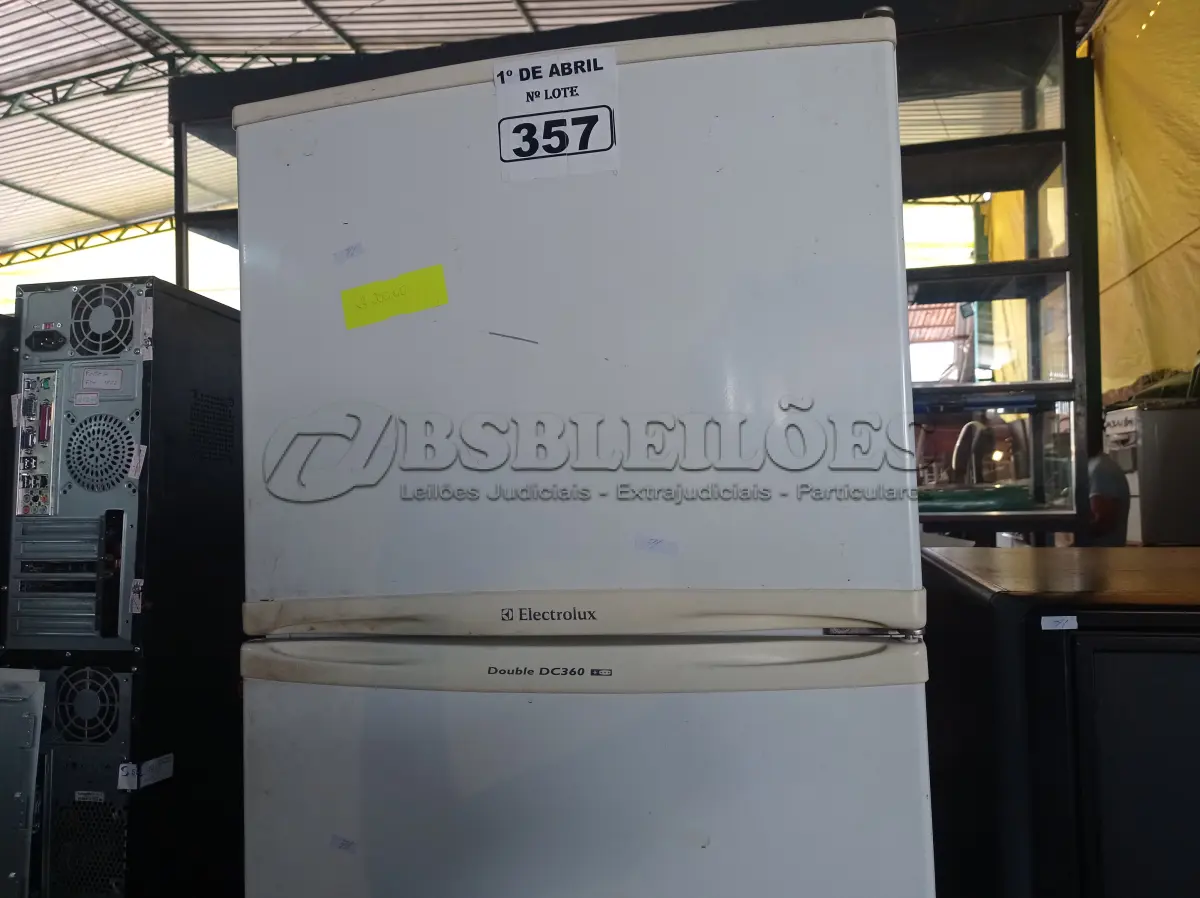 LOTE 357 - 01 GELADEIRA MARCA ELECTROLUX 220V. (NO ESTADO) ATENÇÃO! FAZER A VISITAÇÃO ANTES DE ARREMATAR, NÃO SABEMOS SE FUNCIONA. LEILÃO NÃO TEM GARANTIA E NEM DEVOLUÇÃO, SUJEITO A POSSÍVEIS AVARIAS VISÍVEIS/OCULTAS E/OU AUSÊNCIA DE COMPONENTES.