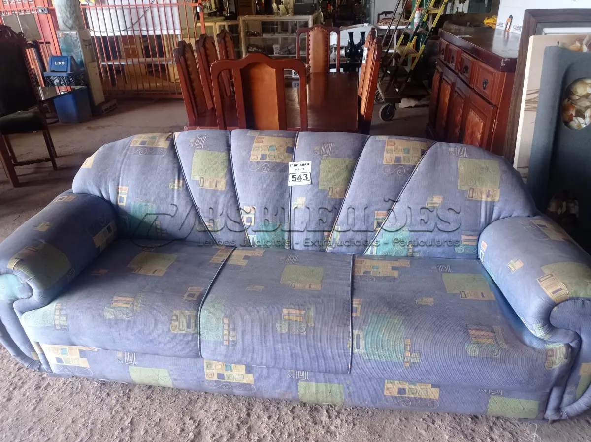 LOTE 543 - 01 SOFÁ DE 03 LUGARES EM TECIDO. (NO ESTADO) ATENÇÃO! FAZER A VISITAÇÃO ANTES DE ARREMATAR, NÃO SABEMOS SE FUNCIONA. LEILÃO NÃO TEM GARANTIA E NEM DEVOLUÇÃO, SUJEITO A POSSÍVEIS AVARIAS VISÍVEIS/OCULTAS E/OU AUSÊNCIA DE COMPONENTES.