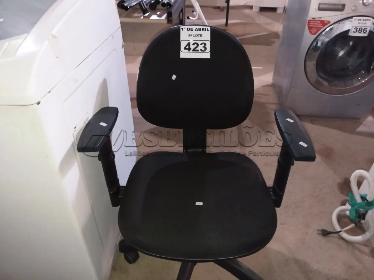 LOTE 423 - 01 CADEIRA DE ESCRITÓRIO COM BASE GIRATÓRIA. (NO ESTADO) ATENÇÃO! FAZER A VISITAÇÃO ANTES DE ARREMATAR, NÃO SABEMOS SE FUNCIONA. LEILÃO NÃO TEM GARANTIA E NEM DEVOLUÇÃO, SUJEITO A POSSÍVEIS AVARIAS VISÍVEIS/OCULTAS E/OU AUSÊNCIA DE COMPONENTES.