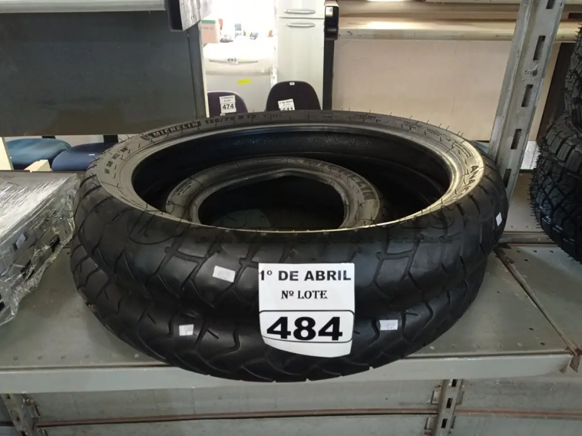 LOTE 484 - 02 PNEUS DE MOTO USADOS 120/70/19 E 90/90/21. (NO ESTADO) ATENÇÃO! FAZER A VISITAÇÃO ANTES DE ARREMATAR, NÃO SABEMOS SE FUNCIONA. LEILÃO NÃO TEM GARANTIA E NEM DEVOLUÇÃO, SUJEITO A POSSÍVEIS AVARIAS VISÍVEIS/OCULTAS E/OU AUSÊNCIA DE COMPONENTES.