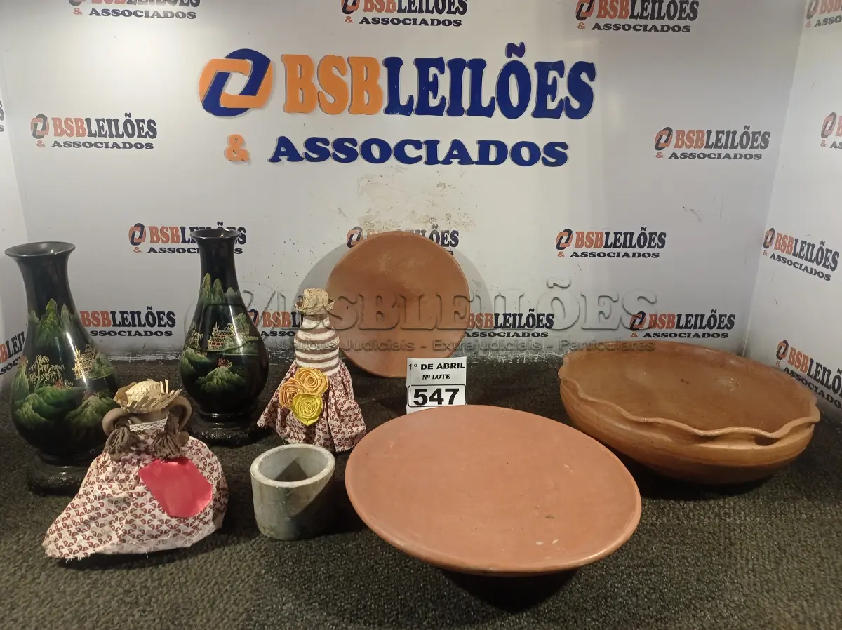 LOTE 547 - 03 TRAVESSAS DE BARRO, 02 JARRAS DE PLÁSTICO E 03 ENFEITES DECORATIVOS. (NO ESTADO) ATENÇÃO! FAZER A VISITAÇÃO ANTES DE ARREMATAR, NÃO SABEMOS SE FUNCIONA. LEILÃO NÃO TEM GARANTIA E NEM DEVOLUÇÃO, SUJEITO A POSSÍVEIS AVARIAS VISÍVEIS/OCULTAS E/OU AUSÊNCIA DE COMPONENTES.