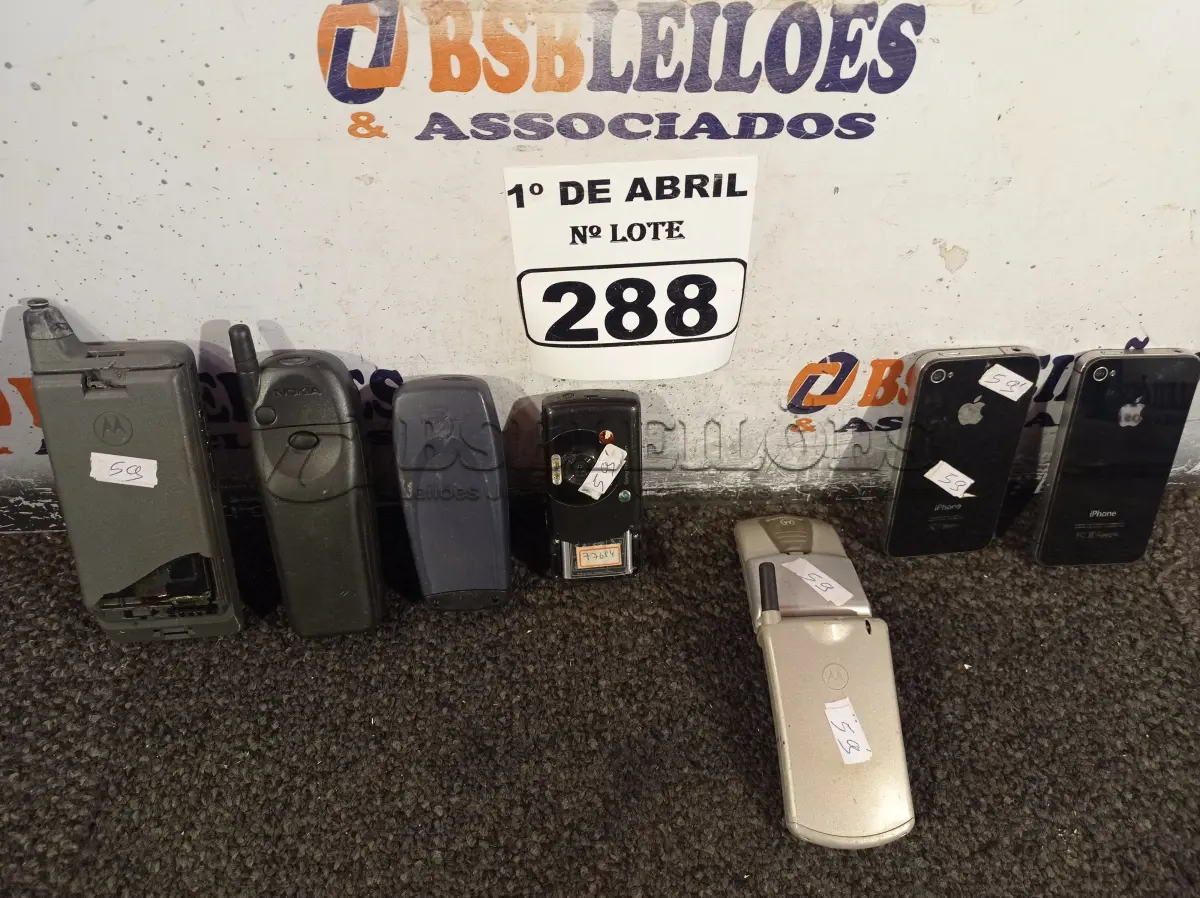 LOTE 288 - 07 CELULARES ANTIGOS MARCAS E MODELOS DIVERSOS. (NO ESTADO) ATENÇÃO! FAZER A VISITAÇÃO ANTES DE ARREMATAR, NÃO SABEMOS SE FUNCIONA. LEILÃO NÃO TEM GARANTIA E NEM DEVOLUÇÃO, SUJEITO A POSSÍVEIS AVARIAS VISÍVEIS/OCULTAS E/OU AUSÊNCIA DE COMPONENTES.
