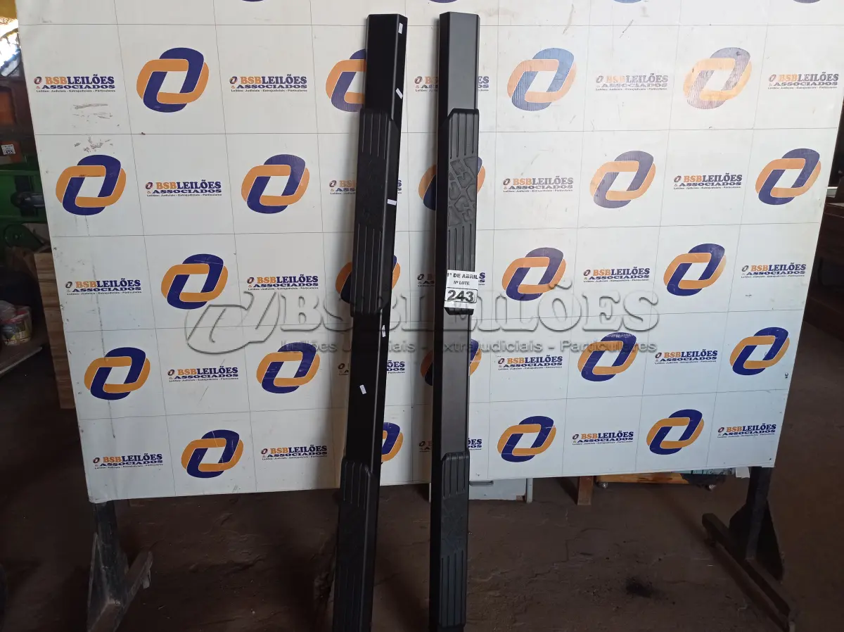 LOTE 243 - 01 PAR DE ESTRIBOS. (NO ESTADO) ATENÇÃO! FAZER A VISITAÇÃO ANTES DE ARREMATAR, NÃO SABEMOS SE FUNCIONA. LEILÃO NÃO TEM GARANTIA E NEM DEVOLUÇÃO, SUJEITO A POSSÍVEIS AVARIAS VISÍVEIS/OCULTAS E/OU AUSÊNCIA DE COMPONENTES.