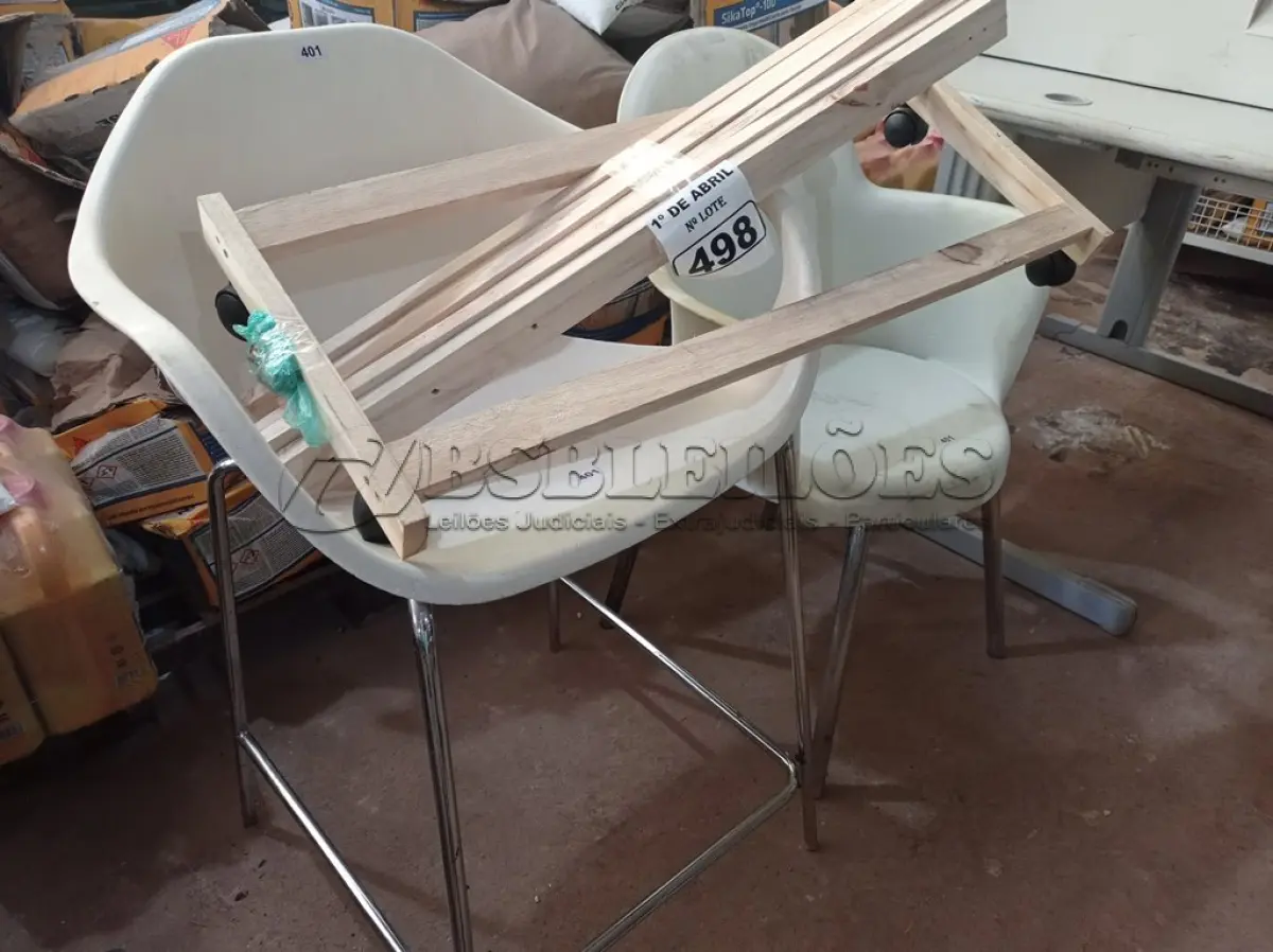 LOTE 498 - 02 CADEIRAS COM BASE CROMADA. (NO ESTADO) ATENÇÃO! FAZER A VISITAÇÃO ANTES DE ARREMATAR, NÃO SABEMOS SE FUNCIONA. LEILÃO NÃO TEM GARANTIA E NEM DEVOLUÇÃO, SUJEITO A POSSÍVEIS AVARIAS VISÍVEIS/OCULTAS E/OU AUSÊNCIA DE COMPONENTES.