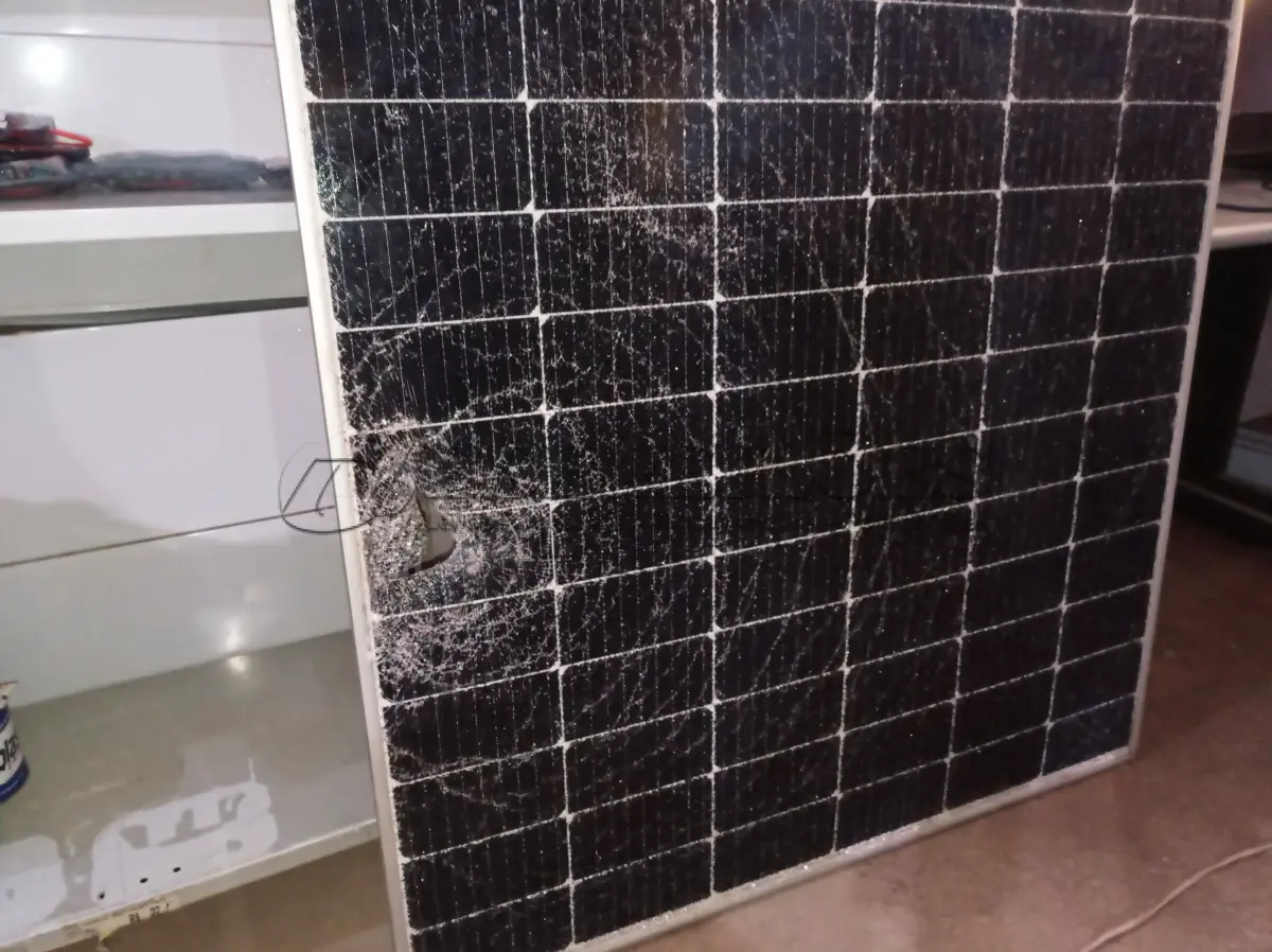 LOTE 407 - 01 PLACA SOLAR 41V 445W COM AVARIAS. (NO ESTADO) ATENÇÃO! FAZER A VISITAÇÃO ANTES DE ARREMATAR, NÃO SABEMOS SE FUNCIONA. LEILÃO NÃO TEM GARANTIA E NEM DEVOLUÇÃO, SUJEITO A POSSÍVEIS AVARIAS VISÍVEIS/OCULTAS E/OU AUSÊNCIA DE COMPONENTES.