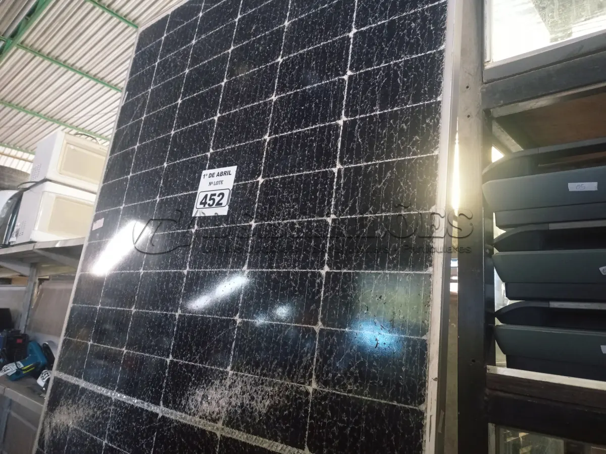 LOTE 452 - 01 PLACA SOLAR 41V 445W COM AVARIAS. (NO ESTADO) ATENÇÃO! FAZER A VISITAÇÃO ANTES DE ARREMATAR, NÃO SABEMOS SE FUNCIONA. LEILÃO NÃO TEM GARANTIA E NEM DEVOLUÇÃO, SUJEITO A POSSÍVEIS AVARIAS VISÍVEIS/OCULTAS E/OU AUSÊNCIA DE COMPONENTES.