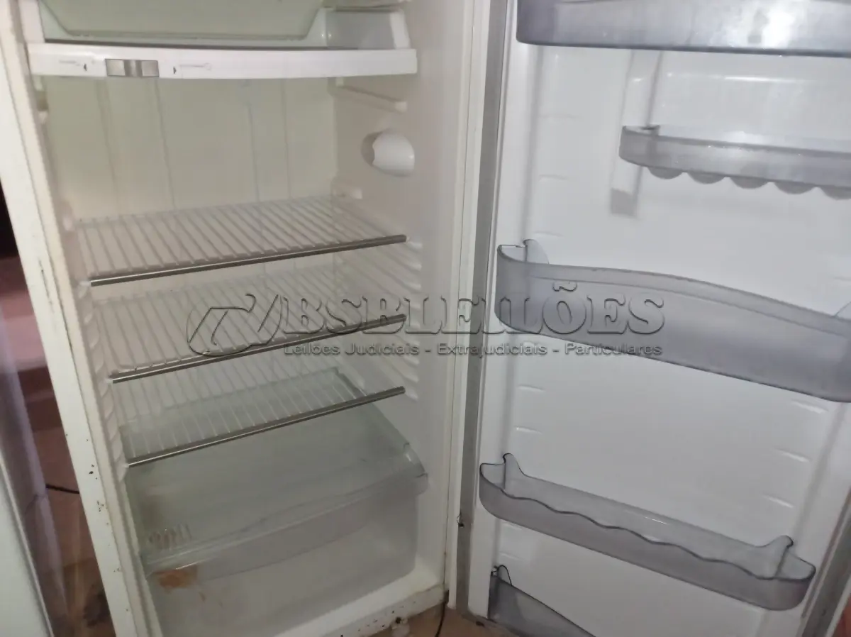 LOTE 416 - 01 GELADEIRA MARCA CÔNSUL 220V. (NO ESTADO) ATENÇÃO! FAZER A VISITAÇÃO ANTES DE ARREMATAR, NÃO SABEMOS SE FUNCIONA. LEILÃO NÃO TEM GARANTIA E NEM DEVOLUÇÃO, SUJEITO A POSSÍVEIS AVARIAS VISÍVEIS/OCULTAS E/OU AUSÊNCIA DE COMPONENTES.