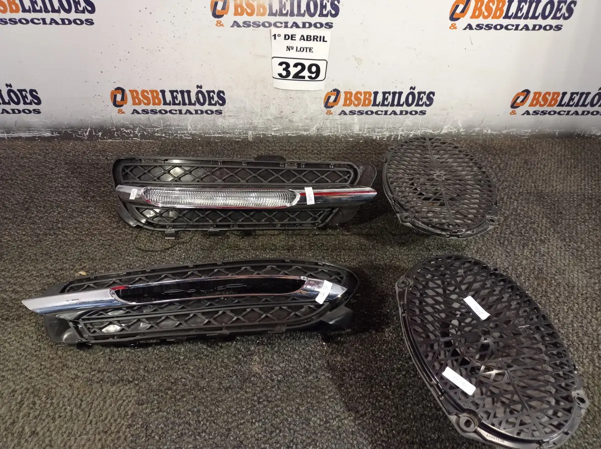 LOTE 329 - 02 ALTO-FALANTES, E 01 PAR DE LUZES DIURNAS DA MERCEDES INCOMPLETA. (NO ESTADO) ATENÇÃO! FAZER A VISITAÇÃO ANTES DE ARREMATAR, NÃO SABEMOS SE FUNCIONA. LEILÃO NÃO TEM GARANTIA E NEM DEVOLUÇÃO, SUJEITO A POSSÍVEIS AVARIAS VISÍVEIS/OCULTAS E/OU AUSÊNCIA DE COMPONENTES.