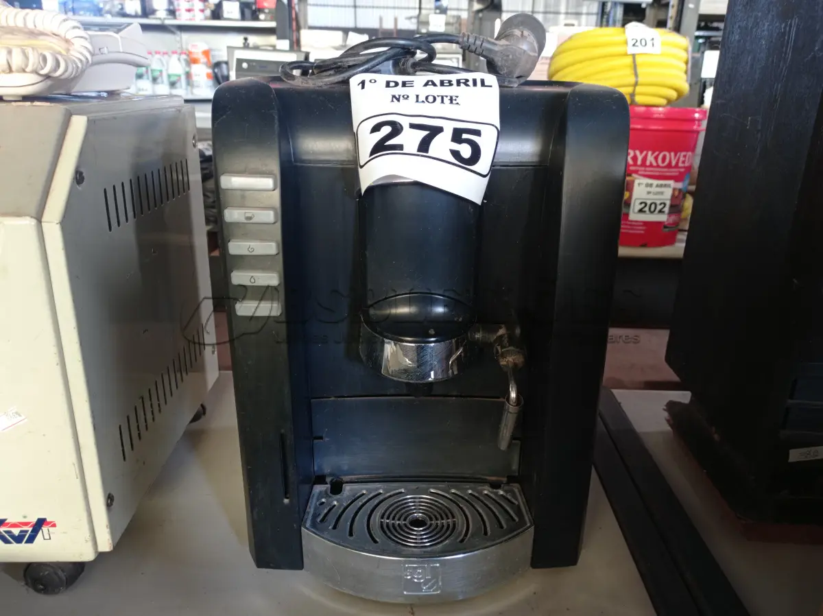 LOTE 275 - 01 CAFETEIRA. (NO ESTADO) ATENÇÃO! FAZER A VISITAÇÃO ANTES DE ARREMATAR, NÃO SABEMOS SE FUNCIONA. LEILÃO NÃO TEM GARANTIA E NEM DEVOLUÇÃO, SUJEITO A POSSÍVEIS AVARIAS VISÍVEIS/OCULTAS E/OU AUSÊNCIA DE COMPONENTES.