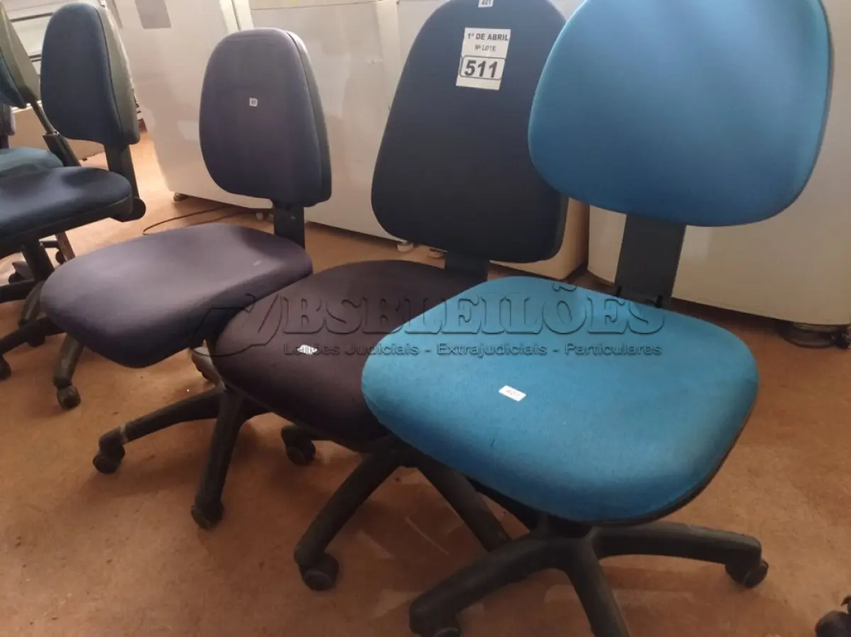 LOTE 511 - 03 CADEIRAS DE ESCRITÓRIO COM BASE GIRATÓRIA. (NO ESTADO) ATENÇÃO! FAZER A VISITAÇÃO ANTES DE ARREMATAR, NÃO SABEMOS SE FUNCIONA. LEILÃO NÃO TEM GARANTIA E NEM DEVOLUÇÃO, SUJEITO A POSSÍVEIS AVARIAS VISÍVEIS/OCULTAS E/OU AUSÊNCIA DE COMPONENTES.