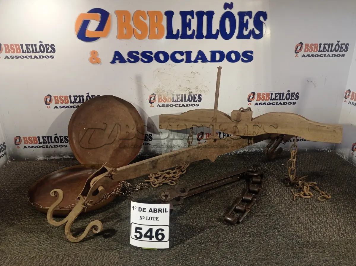 LOTE 546 - 01 BALANÇA ANTIGA. (NO ESTADO) ATENÇÃO! FAZER A VISITAÇÃO ANTES DE ARREMATAR, NÃO SABEMOS SE FUNCIONA. LEILÃO NÃO TEM GARANTIA E NEM DEVOLUÇÃO, SUJEITO A POSSÍVEIS AVARIAS VISÍVEIS/OCULTAS E/OU AUSÊNCIA DE COMPONENTES.