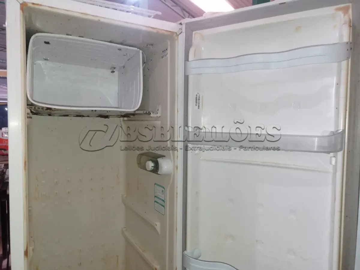 LOTE 417 - 01 GELADEIRA MARCA CÔNSUL 220V. (NO ESTADO) ATENÇÃO! FAZER A VISITAÇÃO ANTES DE ARREMATAR, NÃO SABEMOS SE FUNCIONA. LEILÃO NÃO TEM GARANTIA E NEM DEVOLUÇÃO, SUJEITO A POSSÍVEIS AVARIAS VISÍVEIS/OCULTAS E/OU AUSÊNCIA DE COMPONENTES.