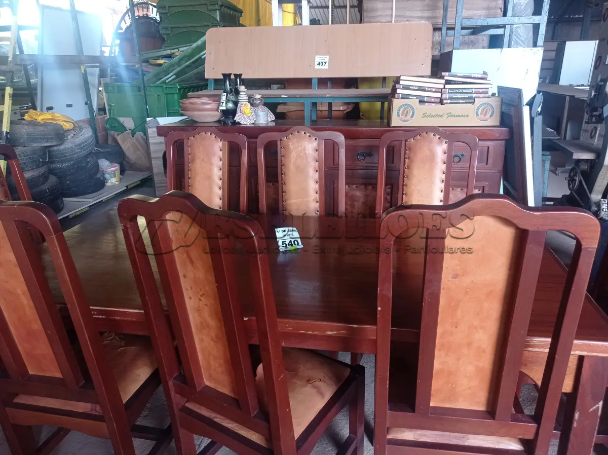 LOTE 540 - 01 MESA DE JANTAR C/ 08 CADEIRAS C/ ASSENTO  ALMOFADADO EM COURO. (NO ESTADO) ATENÇÃO! FAZER A VISITAÇÃO ANTES DE ARREMATAR, NÃO SABEMOS SE FUNCIONA. LEILÃO NÃO TEM GARANTIA E NEM DEVOLUÇÃO, SUJEITO A POSSÍVEIS AVARIAS VISÍVEIS/OCULTAS E/OU AUSÊNCIA DE COMPONENTES.