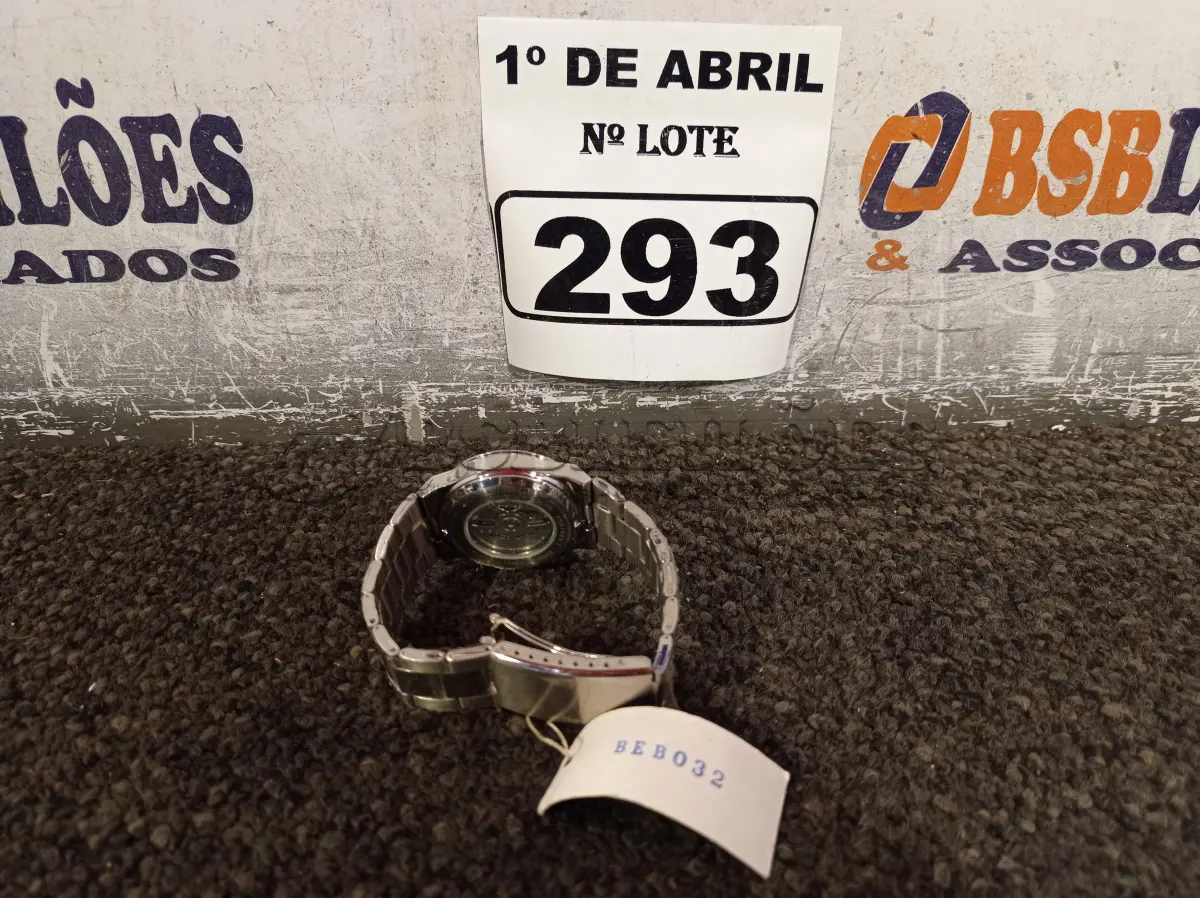 LOTE 293 - 01 RELÓGIO ANALÓGICO. (NO ESTADO) ATENÇÃO! FAZER A VISITAÇÃO ANTES DE ARREMATAR, NÃO SABEMOS SE FUNCIONA. LEILÃO NÃO TEM GARANTIA E NEM DEVOLUÇÃO, SUJEITO A POSSÍVEIS AVARIAS VISÍVEIS/OCULTAS E/OU AUSÊNCIA DE COMPONENTES.