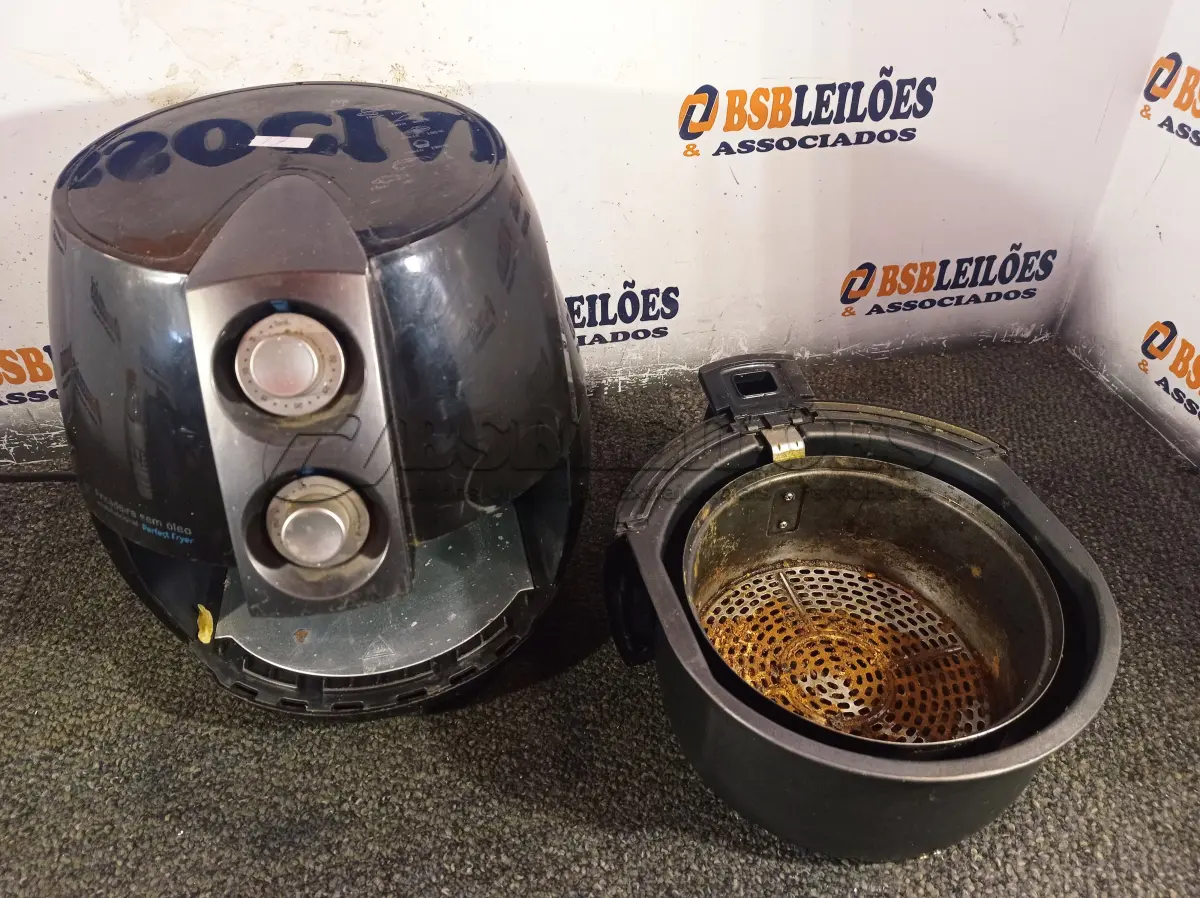 LOTE 457 - 01 AIR FRY MARCA CADENCE. (NO ESTADO) ATENÇÃO! FAZER A VISITAÇÃO ANTES DE ARREMATAR, NÃO SABEMOS SE FUNCIONA. LEILÃO NÃO TEM GARANTIA E NEM DEVOLUÇÃO, SUJEITO A POSSÍVEIS AVARIAS VISÍVEIS/OCULTAS E/OU AUSÊNCIA DE COMPONENTES.